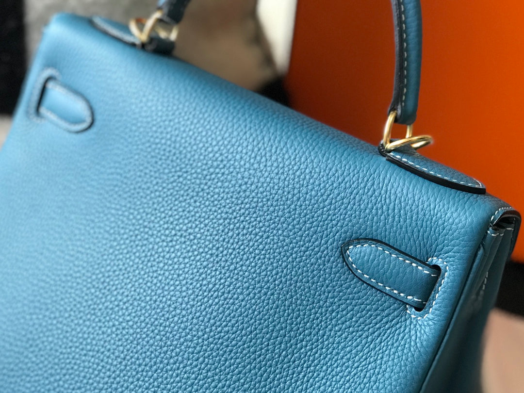 Sac à dos Hm Kelly 32 cm en cuir Togo bleu denim avec finitions dorées