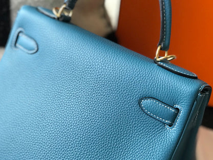 Sac à dos Hm Kelly 32 cm en cuir Togo bleu denim avec finitions dorées