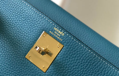 Sac à dos Hm Kelly 32 cm en cuir Togo bleu denim avec finitions dorées