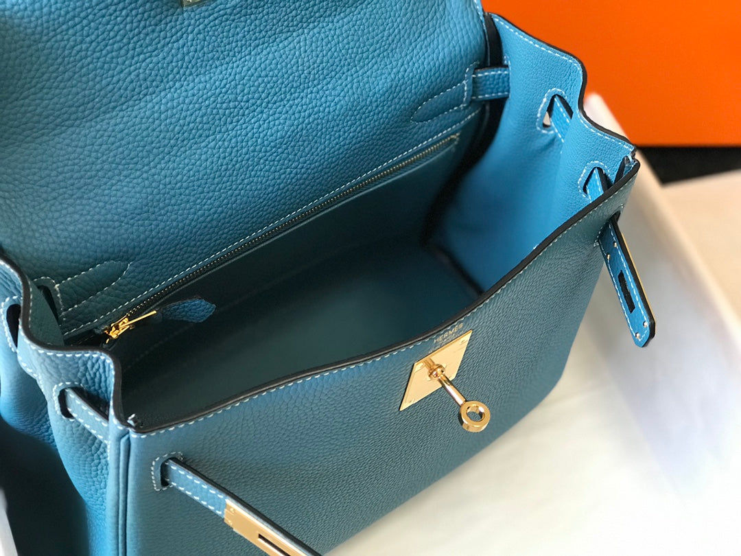 Sac à dos Hm Kelly 32 cm en cuir Togo bleu denim avec finitions dorées