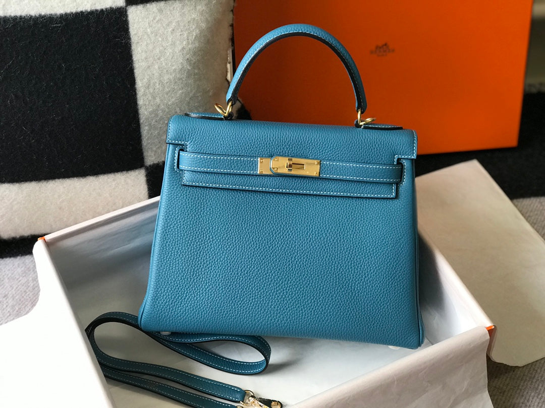 Sac à dos Hm Kelly 32 cm en cuir Togo bleu denim avec finitions dorées