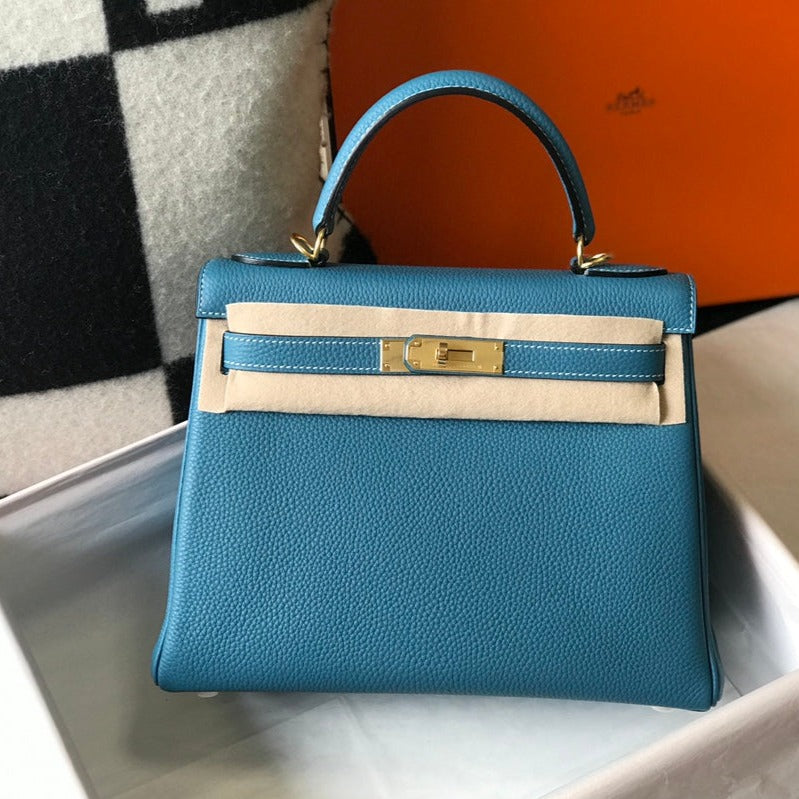 Sac à dos Hm Kelly 32 cm en cuir Togo bleu denim avec finitions dorées