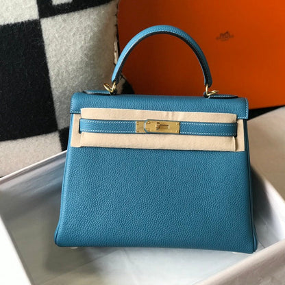 Sac à dos Hm Kelly 32 cm en cuir Togo bleu denim avec finitions dorées