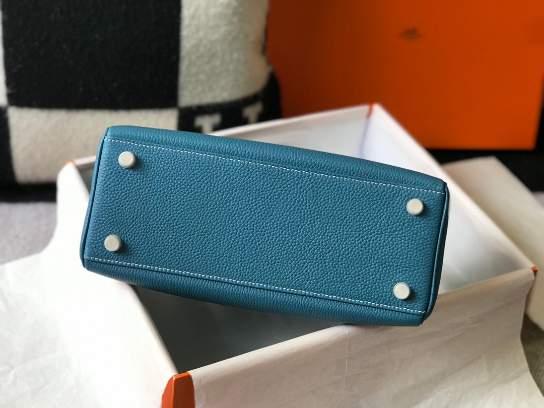 Sac à dos Hm Kelly 32 cm en cuir Togo bleu denim avec finitions dorées
