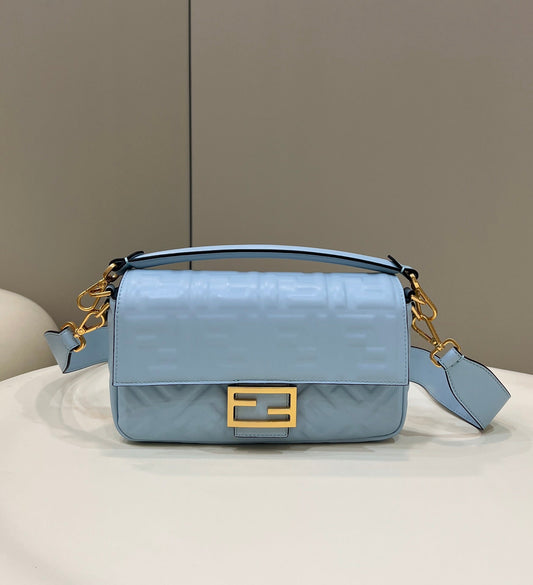 Baguette 27 cm en cuir d'agneau bleu nuage, accessoires dorés