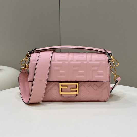 Baguette 27 cm en cuir d'agneau rose avec accessoires dorés