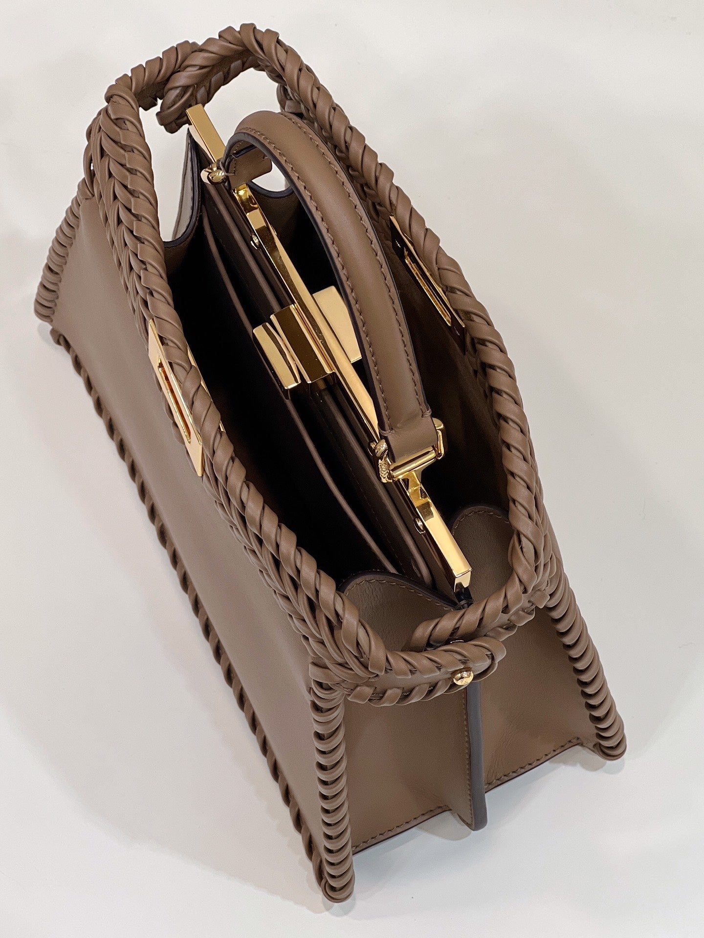 PEEKABOO ISEEU 27 EN CUIR DE VEAU LISSE MARRON AVEC BORDURE TISSÉE ET QUINCAILLERIE DORÉ
