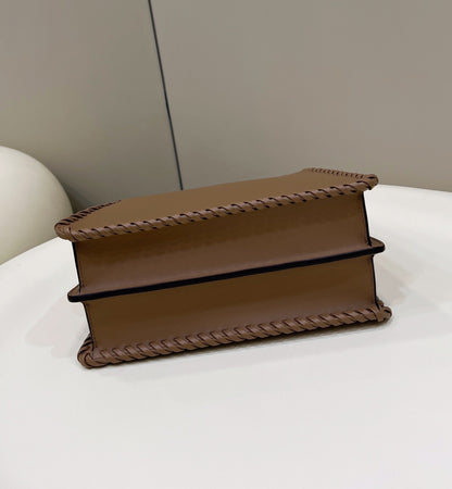PEEKABOO ISEEU 27 EN CUIR DE VEAU LISSE MARRON AVEC BORDURE TISSÉE ET QUINCAILLERIE DORÉ