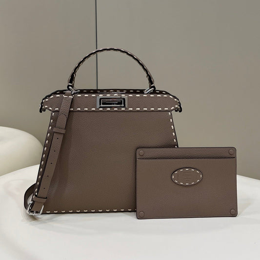 PEEKABOO ISEEU 33 EN CUIR DE VEAU GRAINÉ MARRON TABAC, QUINCAILLERIE ARGENTÉE