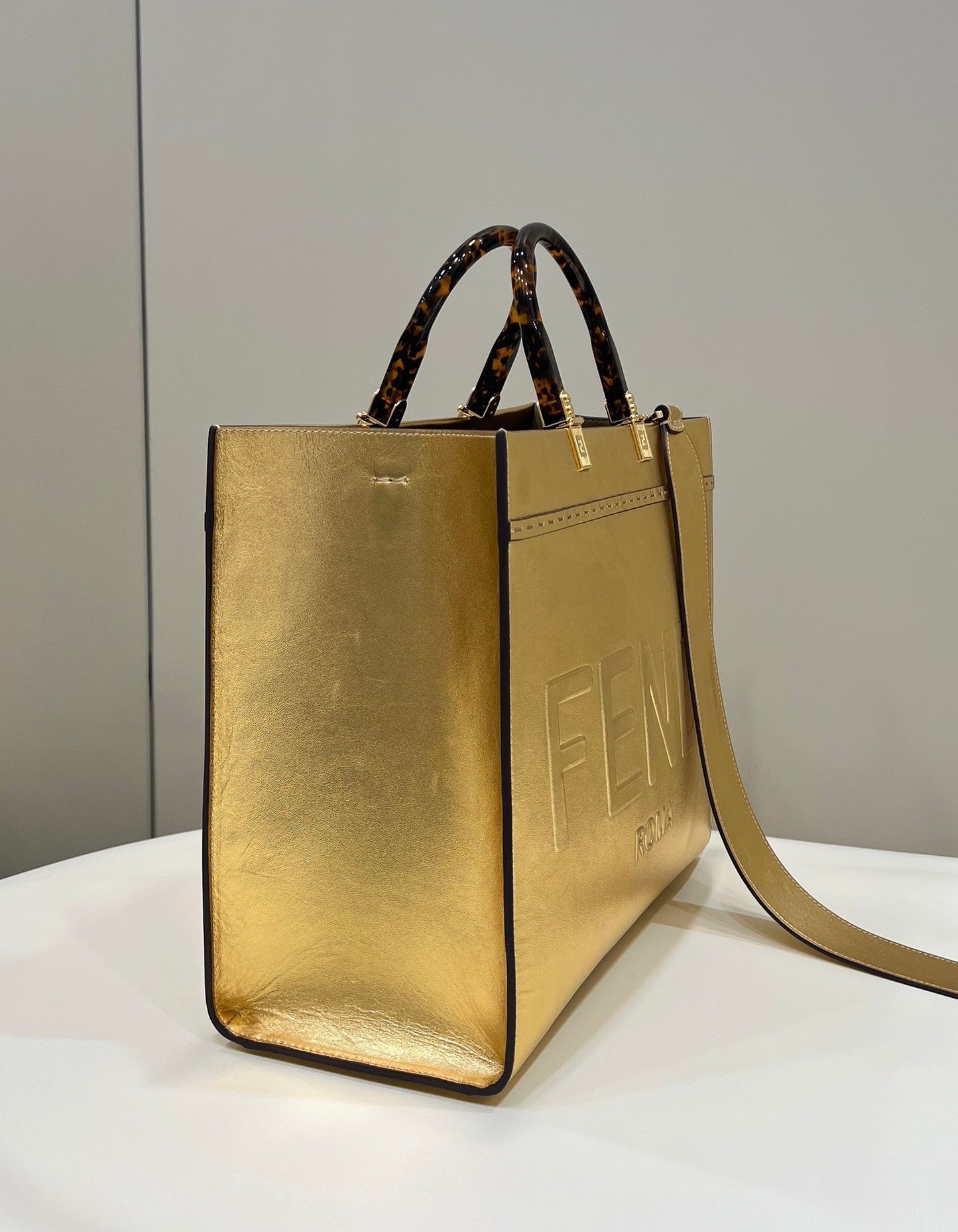 Grand sac cabas SHINE 35 en cuir de veau doré