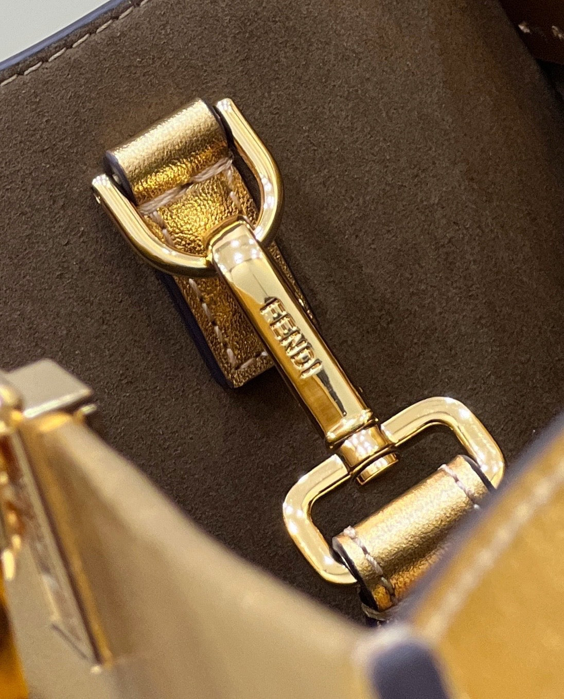 Grand sac cabas SHINE 35 en cuir de veau doré