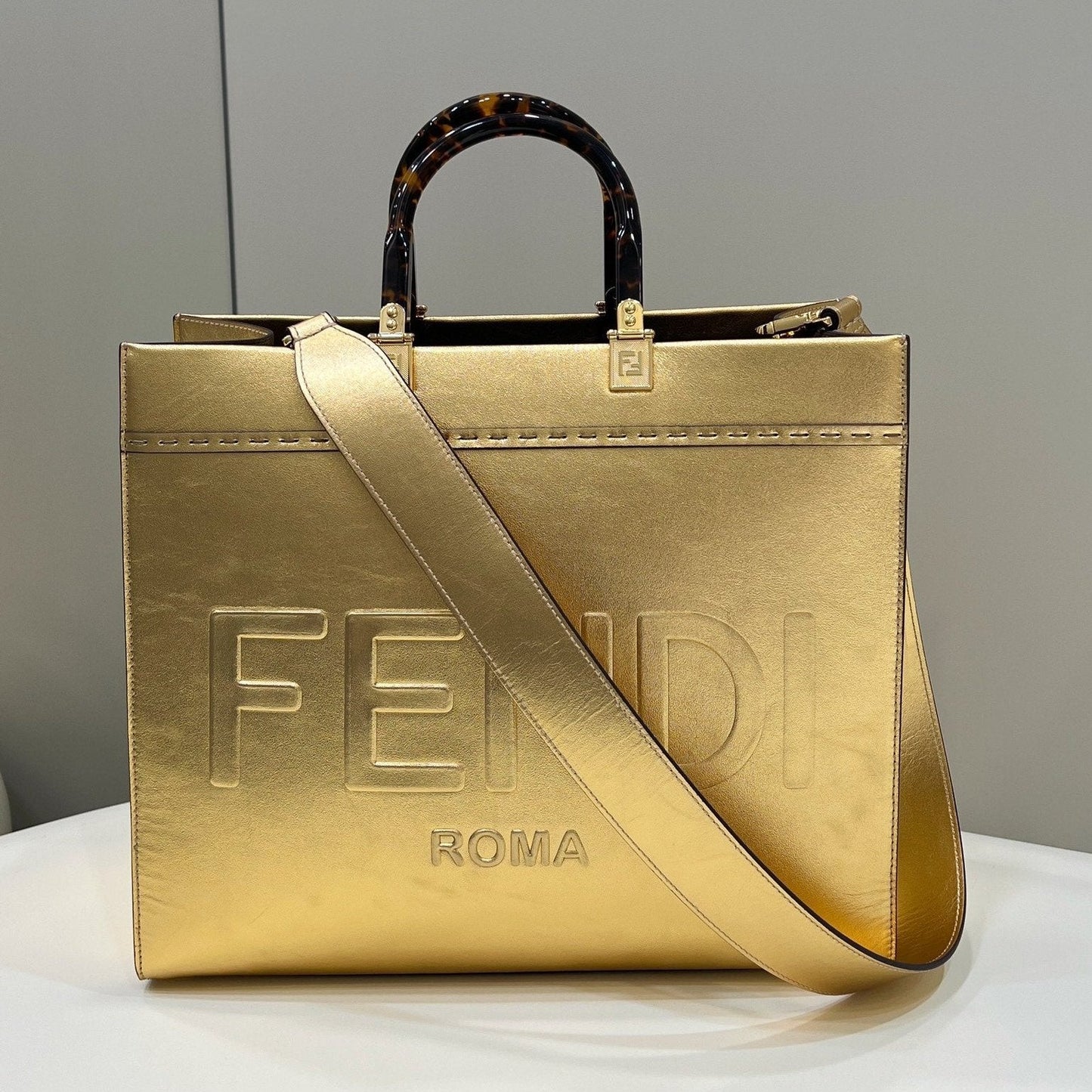 Grand sac cabas SHINE 35 en cuir de veau doré