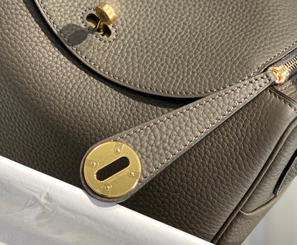 SAC HM LINDY 26 CUIR TAURILLON CLEMENCE OLIVE