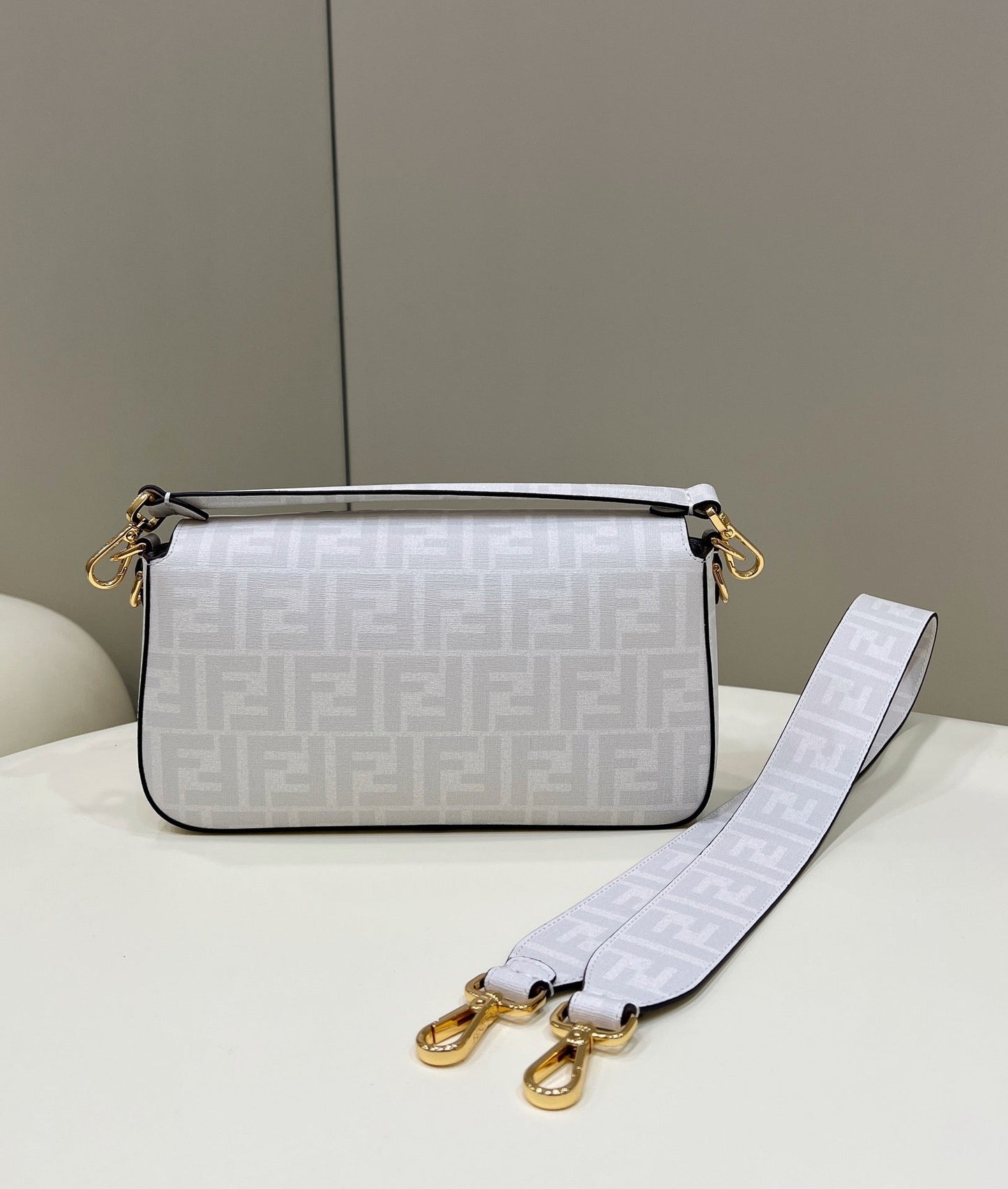 Sac baguette Fendi 27 en cuir de veau blanc, autocollant d'attache, matériel doré