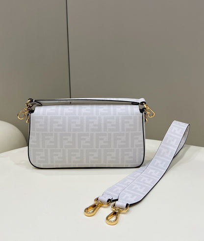 Sac baguette Fendi 27 en cuir de veau blanc, autocollant d'attache, matériel doré