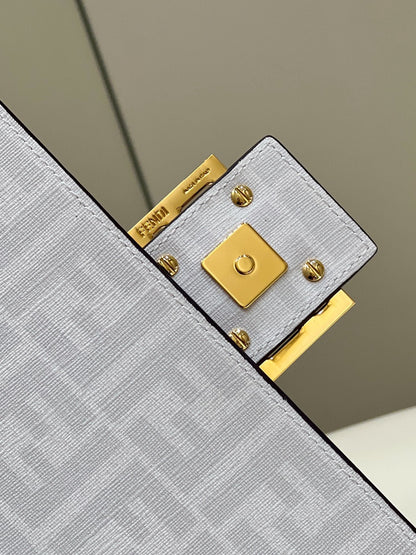 Sac baguette Fendi 27 en cuir de veau blanc, autocollant d'attache, matériel doré