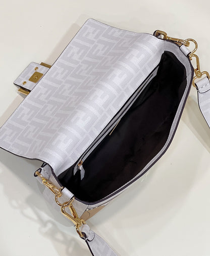 Sac baguette Fendi 27 en cuir de veau blanc, autocollant d'attache, matériel doré
