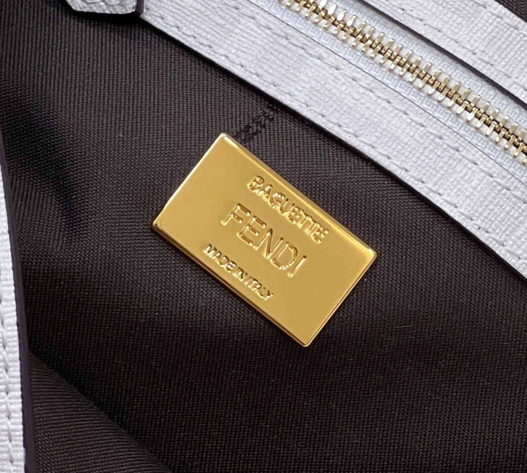 Sac baguette Fendi 27 en cuir de veau blanc, autocollant d'attache, matériel doré