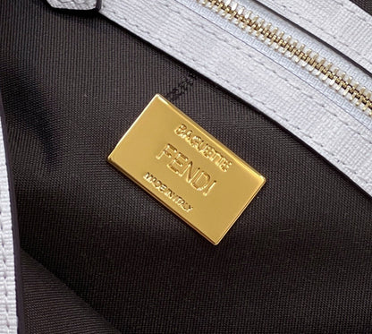 Sac baguette Fendi 27 en cuir de veau blanc, autocollant d'attache, matériel doré
