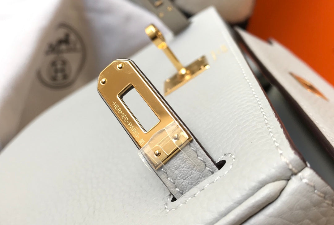 SAC HM KELLY 32 CM EN TOGO BLANC AVEC QUINCAILLERIE DORÉE