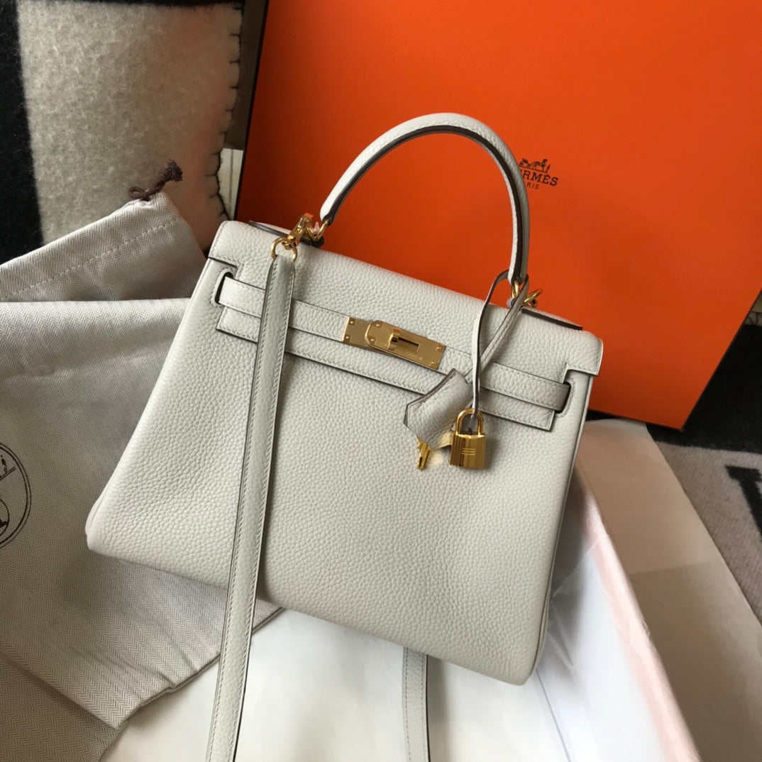 SAC HM KELLY 32 CM EN TOGO BLANC AVEC QUINCAILLERIE DORÉE