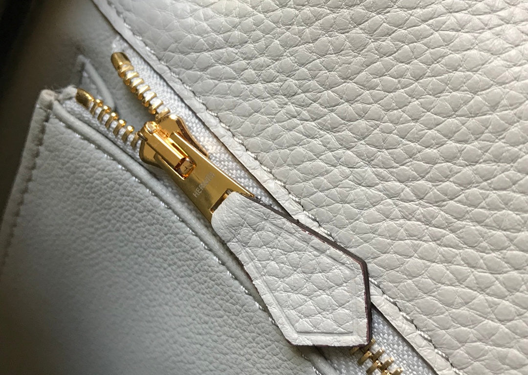 SAC HM KELLY 32 CM EN TOGO BLANC AVEC QUINCAILLERIE DORÉE