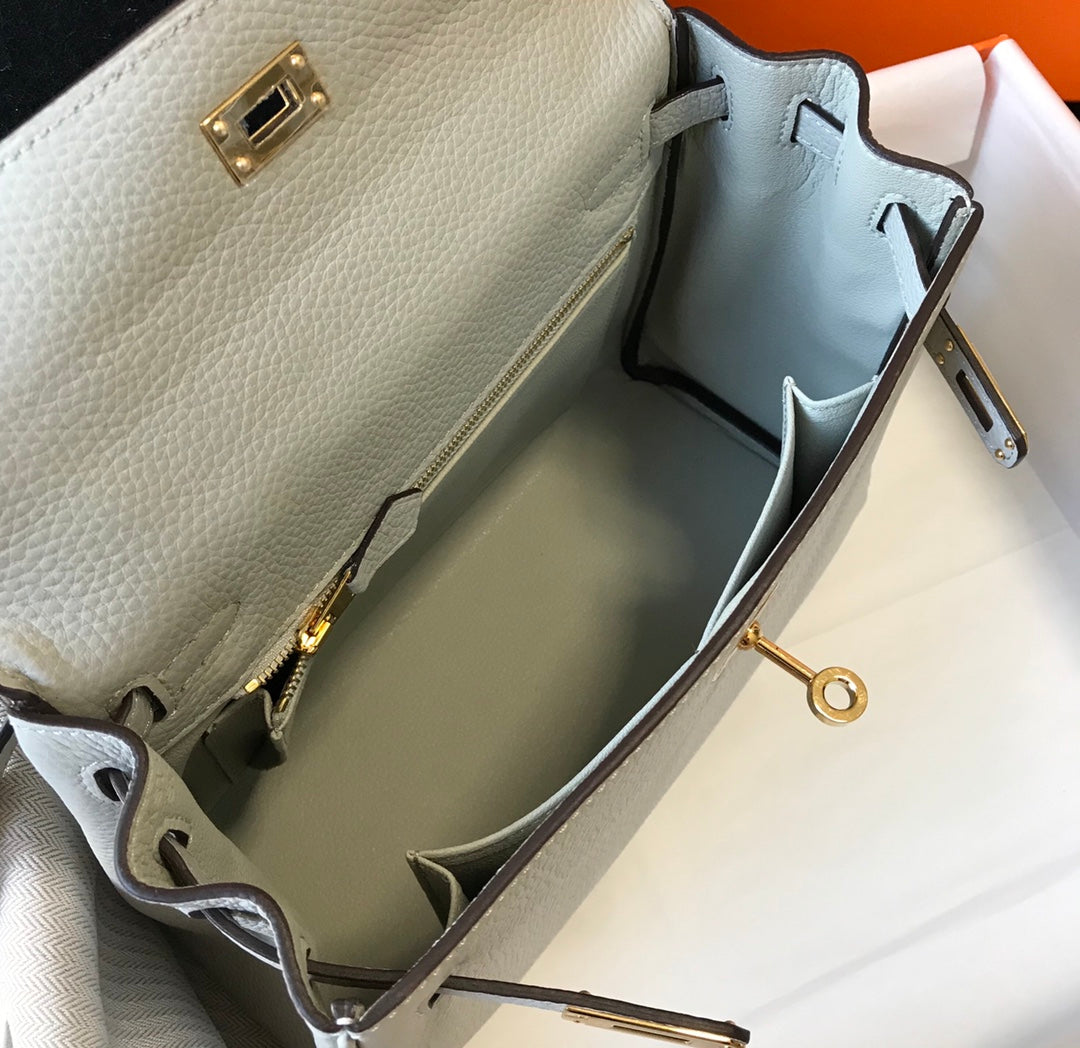 SAC HM KELLY 32 CM EN TOGO BLANC AVEC QUINCAILLERIE DORÉE