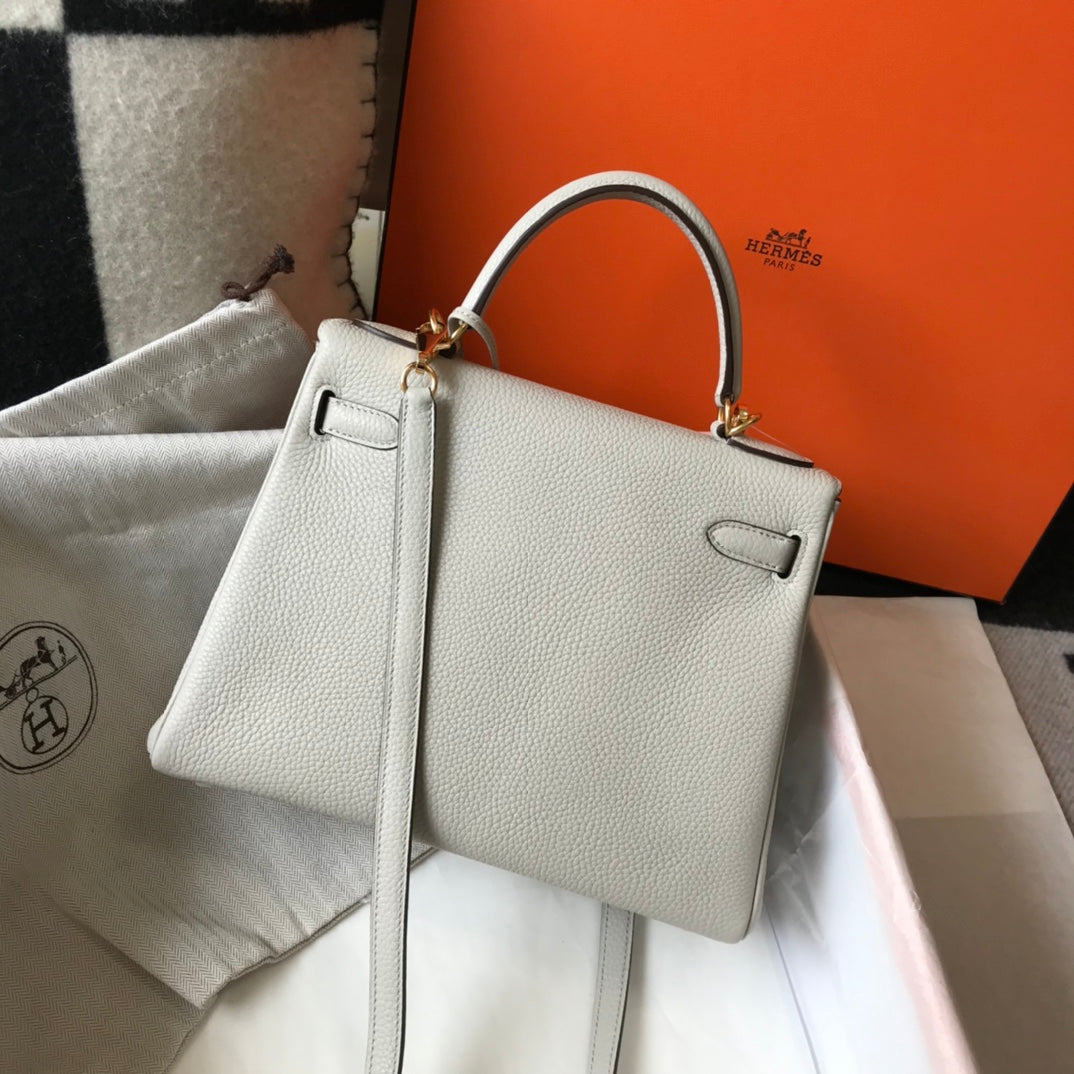 SAC HM KELLY 32 CM EN TOGO BLANC AVEC QUINCAILLERIE DORÉE