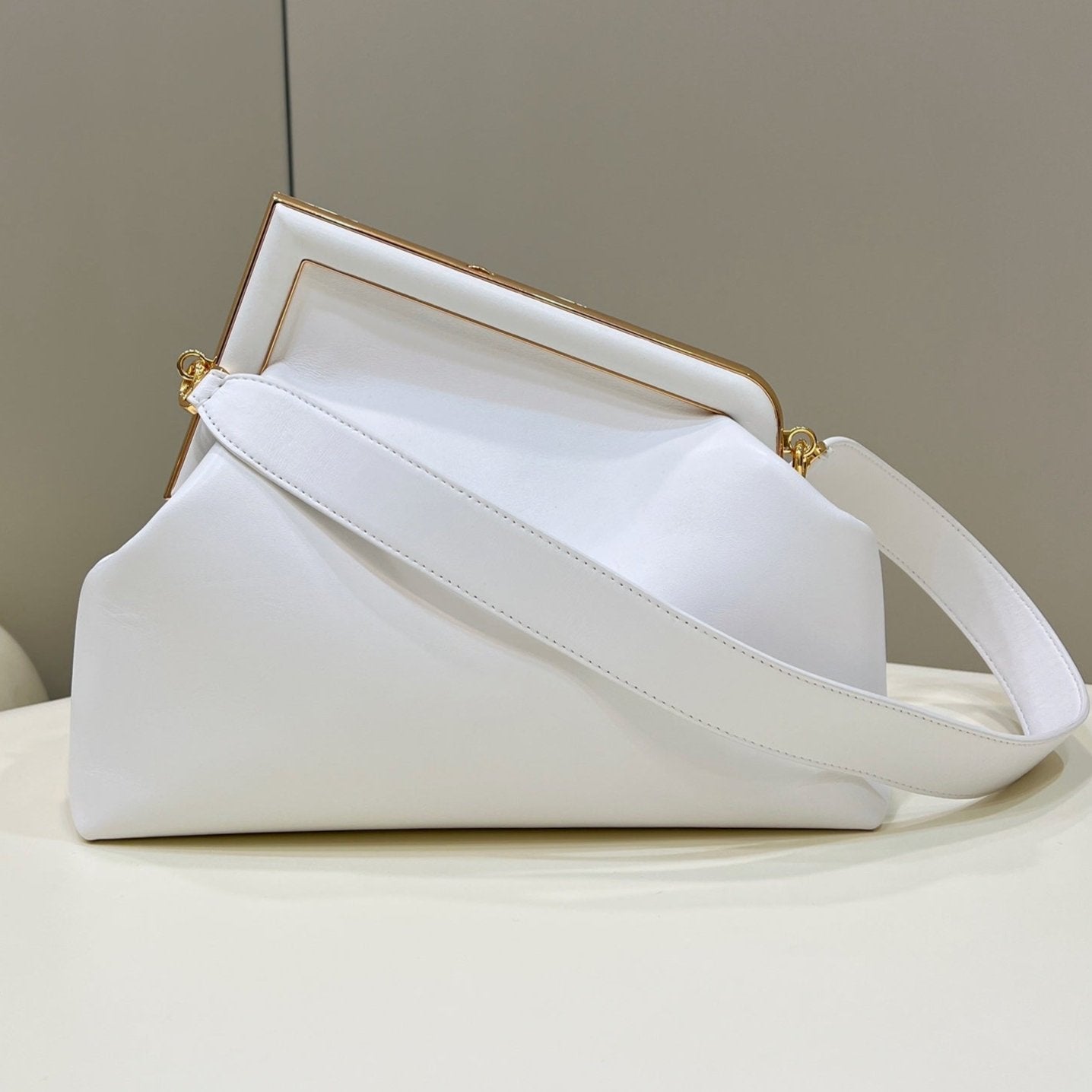 FENDI PREMIER PETIT SAC 32 EN CUIR NAPPA BLANC, QUINCAILLERIE DORÉE
