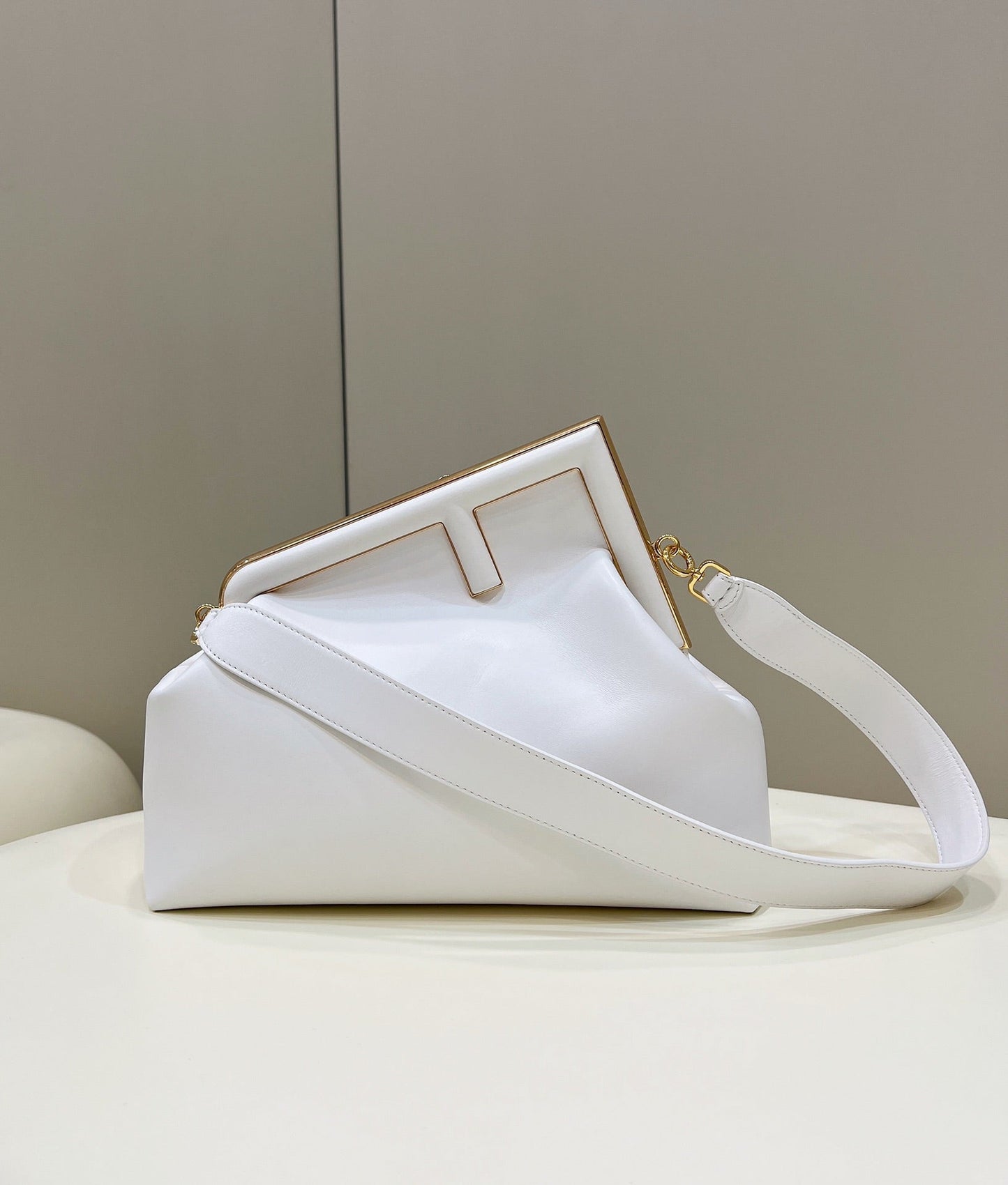 FENDI PREMIER PETIT SAC 32 EN CUIR NAPPA BLANC, QUINCAILLERIE DORÉE