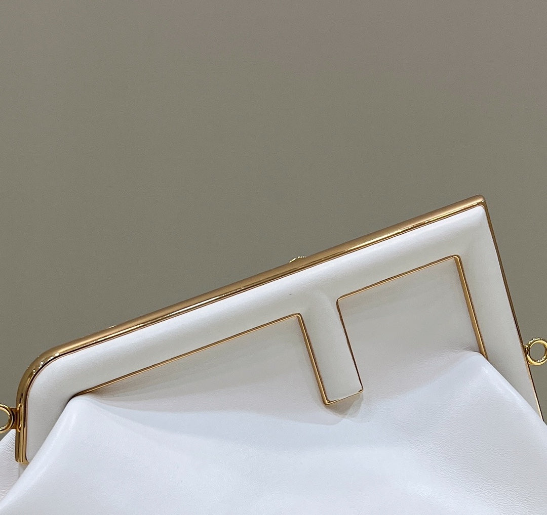FENDI PREMIER PETIT SAC 32 EN CUIR NAPPA BLANC, QUINCAILLERIE DORÉE