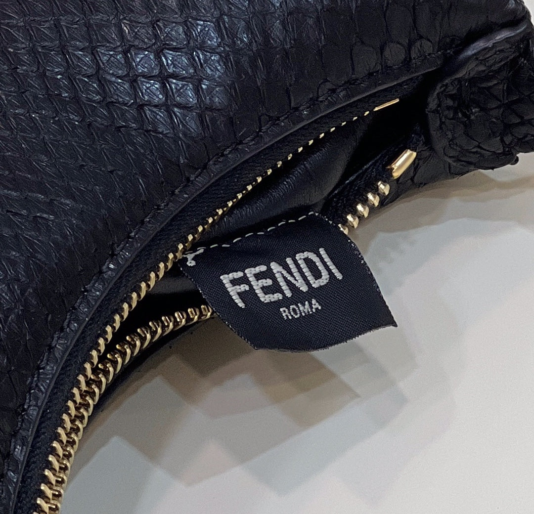 フェンディグラフィー ミニ 16 バッグ（ブラックカーフスキン、ゴールド金具）