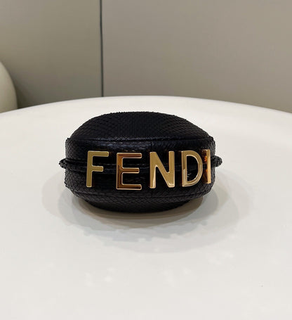 フェンディグラフィー ミニ 16 バッグ（ブラックカーフスキン、ゴールド金具）