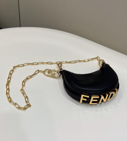 フェンディグラフィー ミニ 16 バッグ（ブラックカーフスキン、ゴールド金具）