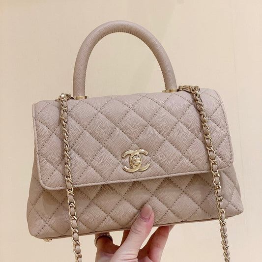 Sac à main CC Coco Hanle Small 23 cm en cuir de veau grainé beige clair, finitions dorées 
