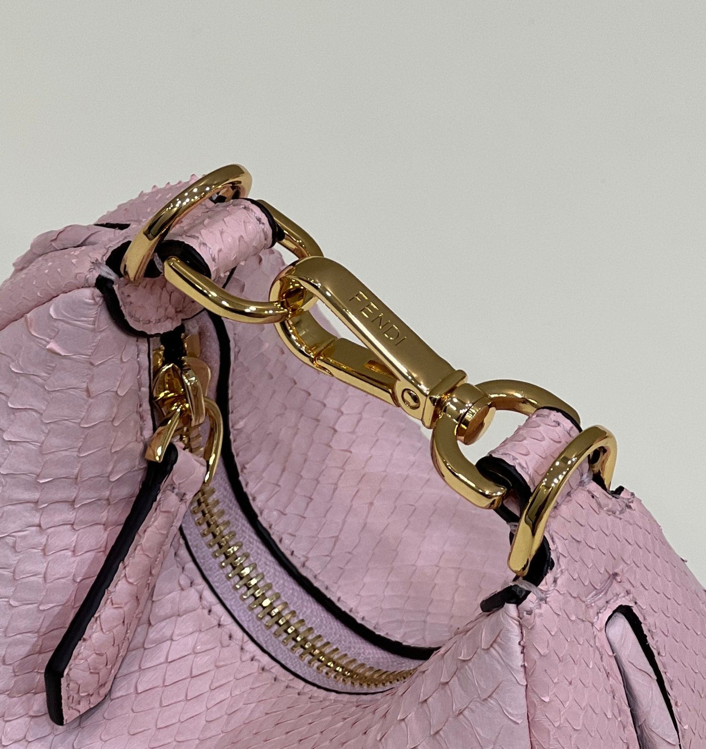 SAC FENDIGRAPHY MINI 16 EN CUIR DE VEAU ROSE CLAIR, QUINCAILLERIE DORÉ