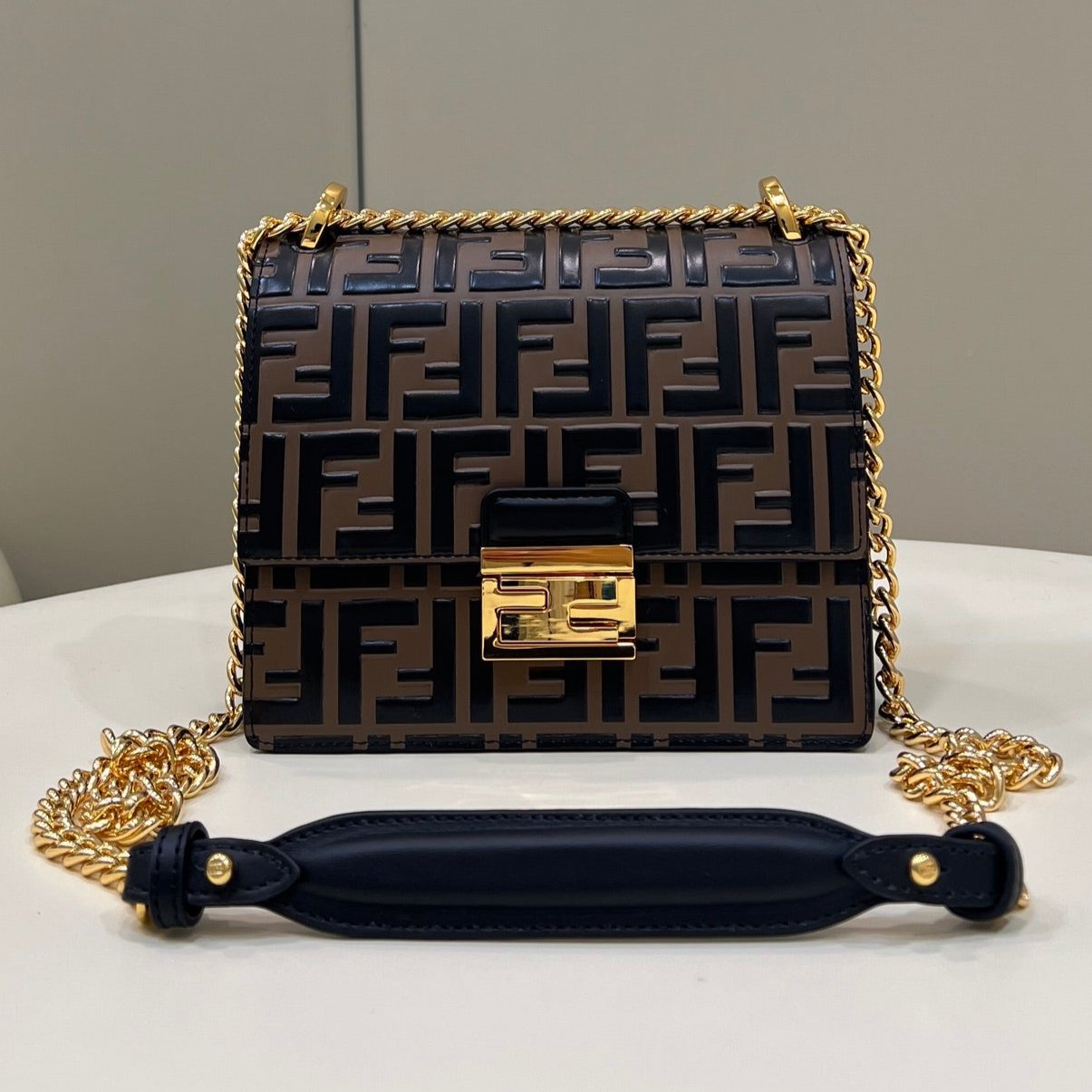 Sac Fendi Kani 19 en cuir de veau noir mélangé marron chocolat avec détails dorés