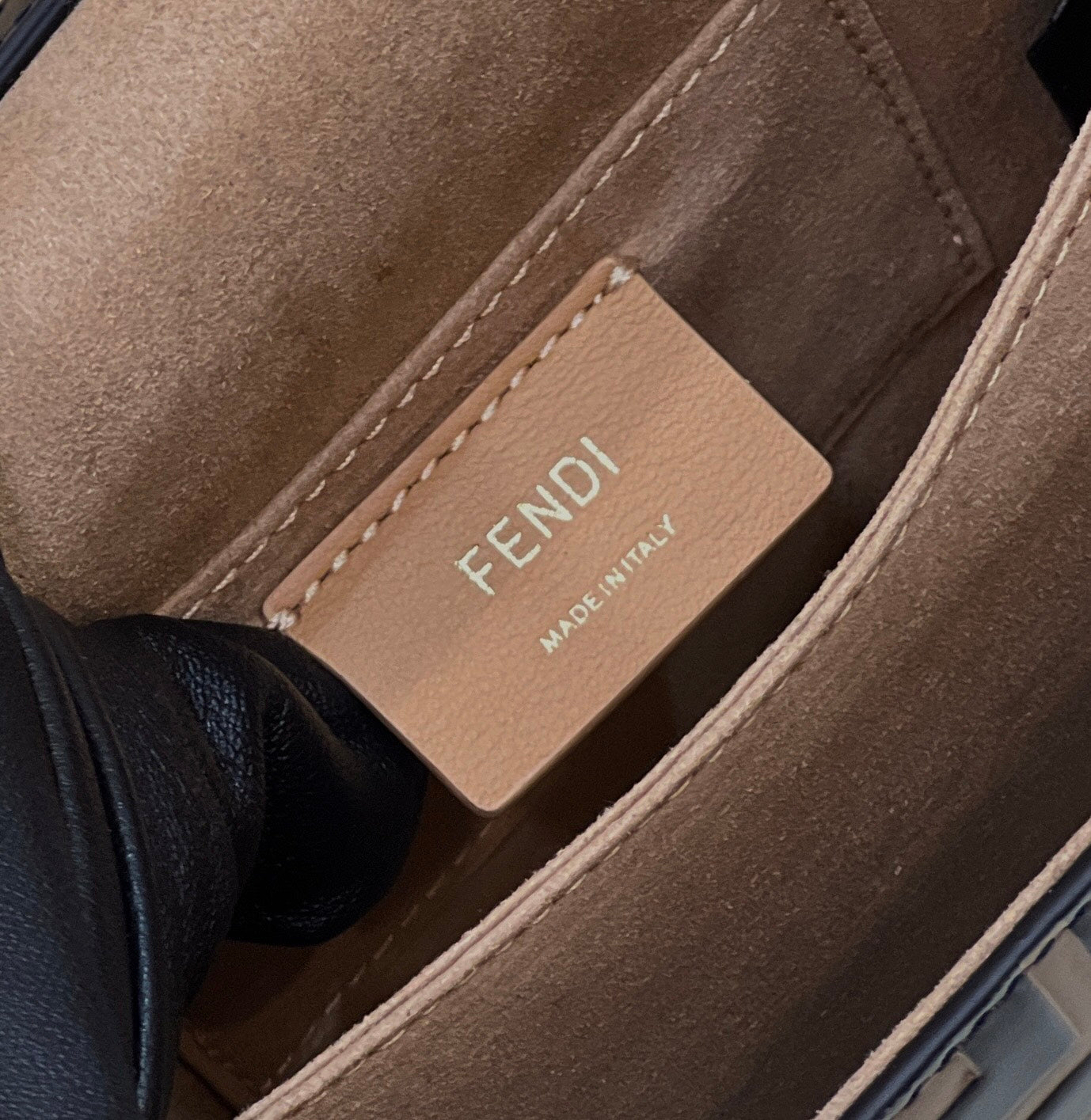 Sac Fendi Kani 19 en cuir de veau noir mélangé marron chocolat avec détails dorés