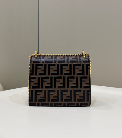 Sac Fendi Kani 19 en cuir de veau noir mélangé marron chocolat avec détails dorés