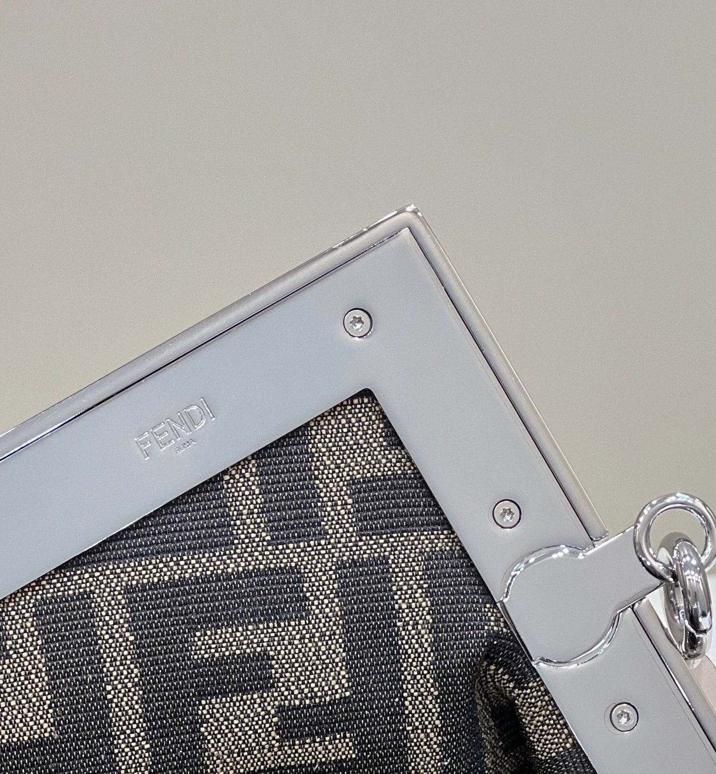 フェンディ ファースト スモール 26 カラフルなスエードとカーフスキン、シルバーの金具付き