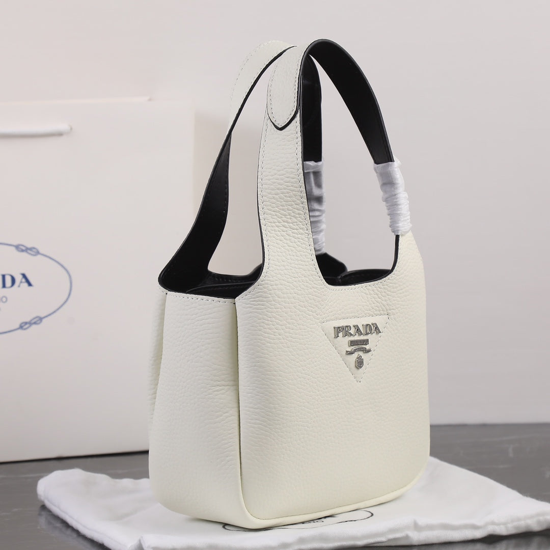 PRA 18 DYNAMIQUE ロゴ トートバッグ（ホワイトカーフスキン）