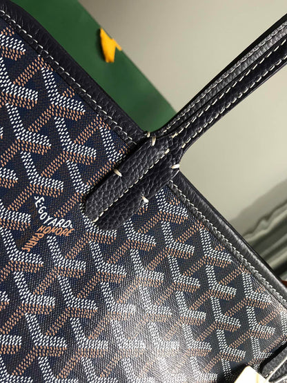 SAC HARDY PM 40 EN TOILE GOYARDINE BLEU MARINE ET GARNITURES EN CUIR TAURILLON NOIR