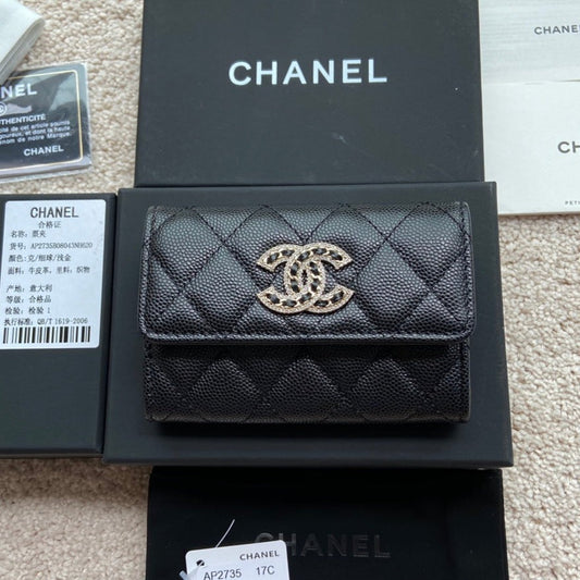 Portefeuille CC petit format 11 cm en cuir caviar noir et garniture en or clair