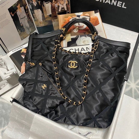 SAC CABAS 44 EN NYLON NOIR QUINCAILLERIE DORÉ 