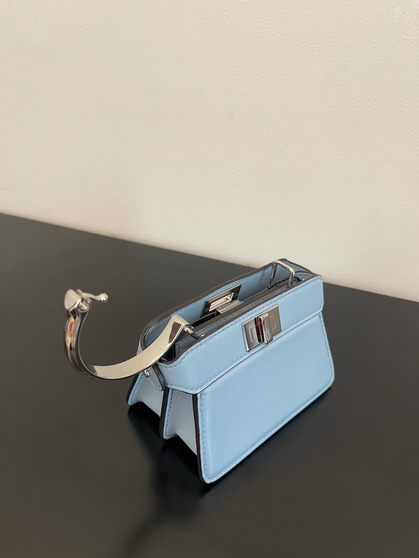 SAC FENDI PEEKABOO ISEEU MICRO 12 EN CUIR DE VEAU BLEU CLAIR AVEC QUINCAILLERIE DORÉ