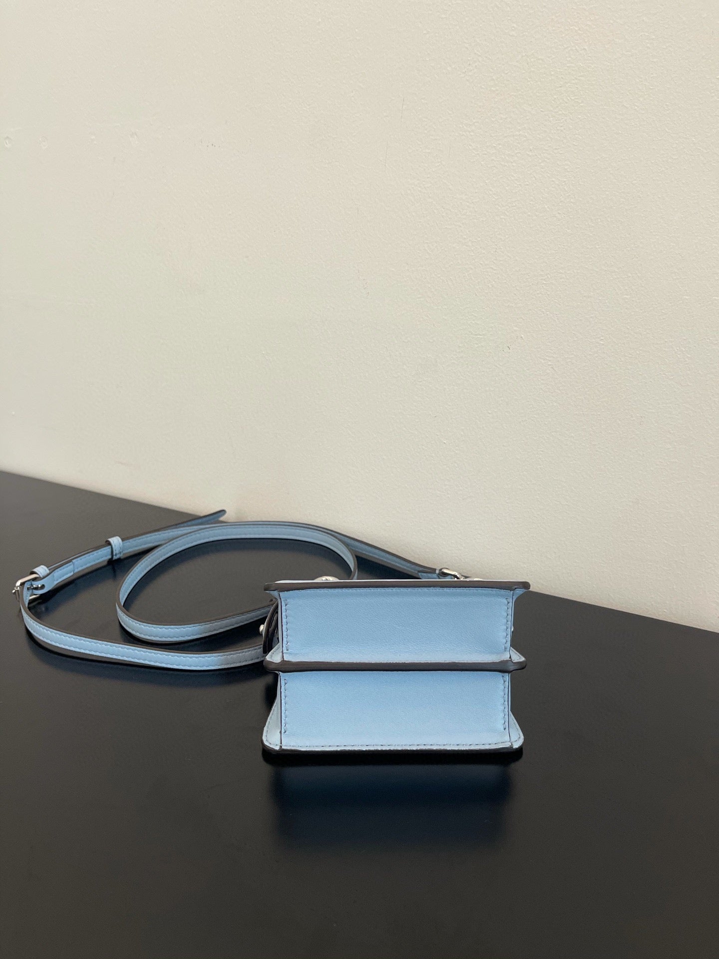 SAC FENDI PEEKABOO ISEEU MICRO 12 EN CUIR DE VEAU BLEU CLAIR AVEC QUINCAILLERIE DORÉ