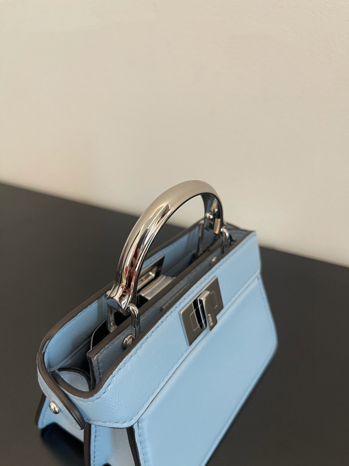 SAC FENDI PEEKABOO ISEEU MICRO 12 EN CUIR DE VEAU BLEU CLAIR AVEC QUINCAILLERIE DORÉ