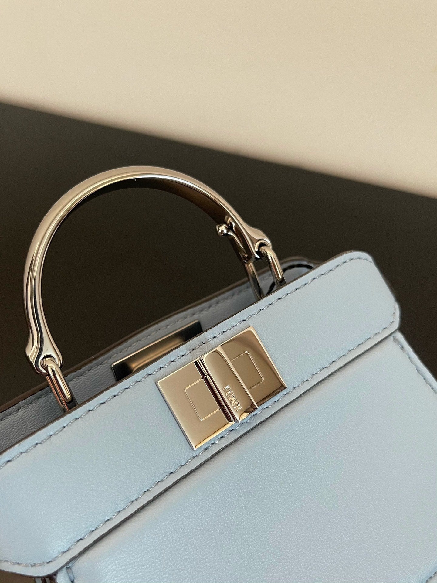 SAC FENDI PEEKABOO ISEEU MICRO 12 EN CUIR DE VEAU BLEU CLAIR AVEC QUINCAILLERIE DORÉ