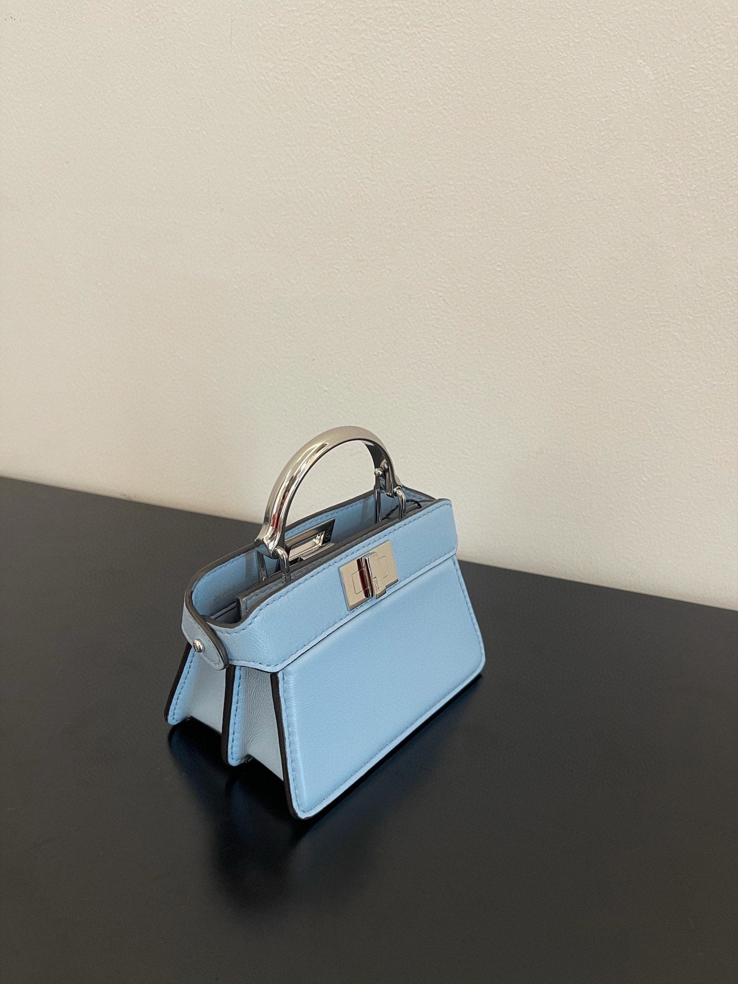 SAC FENDI PEEKABOO ISEEU MICRO 12 EN CUIR DE VEAU BLEU CLAIR AVEC QUINCAILLERIE DORÉ
