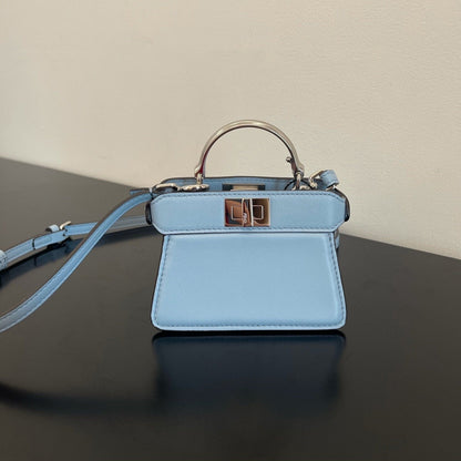 SAC FENDI PEEKABOO ISEEU MICRO 12 EN CUIR DE VEAU BLEU CLAIR AVEC QUINCAILLERIE DORÉ